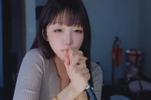 声音治愈，周童潼助眠涂精油的温润声线与直播听觉体验